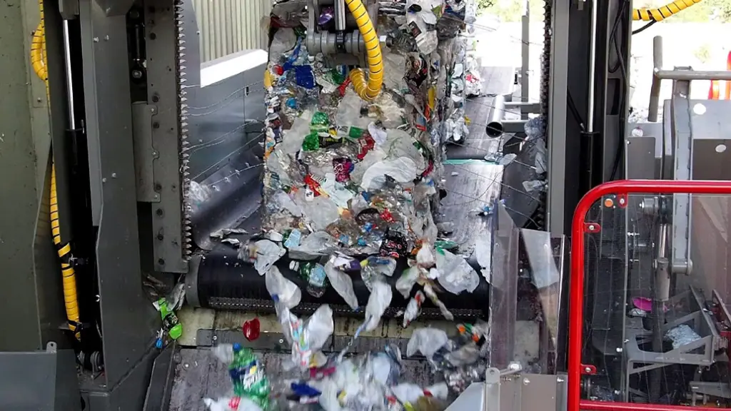 Nell'immagine: Dewiring di balle di PET