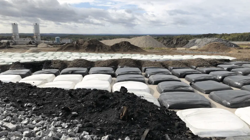 Nell'immagine: Messa in discarica di lana isolante in balle