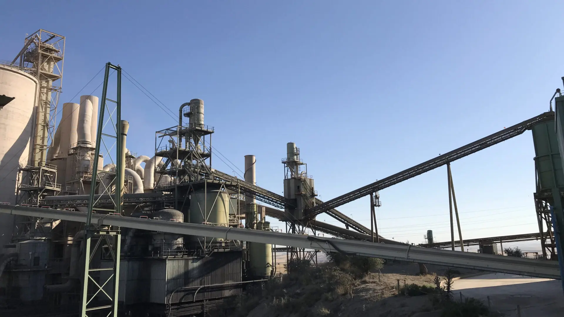 Holcim cement kiln in Spain opening alternative fuels with Cross Wrap Bale Opener