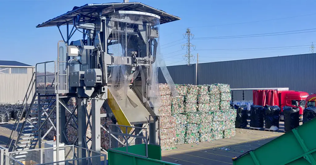 Sur l'image : Découvrez comment la machine Cross Wrap Dewiring est utilisée dans une installation de recyclage de bouteilles en plastique en Suisse.