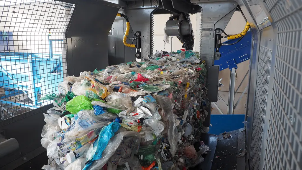 On Image: Dewiring opening PET bale