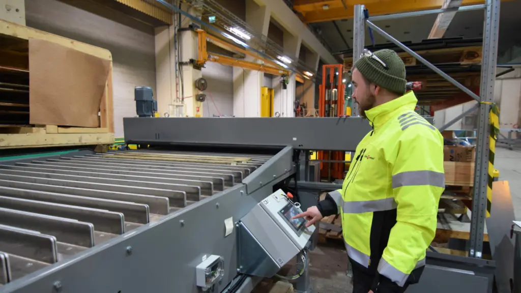 CW-Board-Verpackungslinie_Abschluss_Montagearbeiter_2