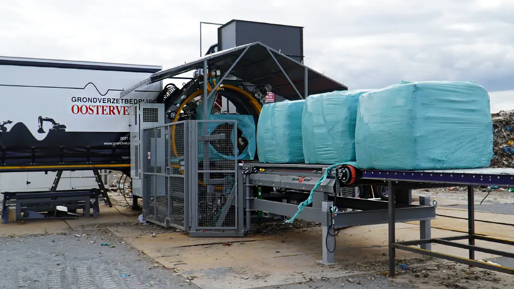 On Image: Oosterweld mobile wrapper wrapping waste bales