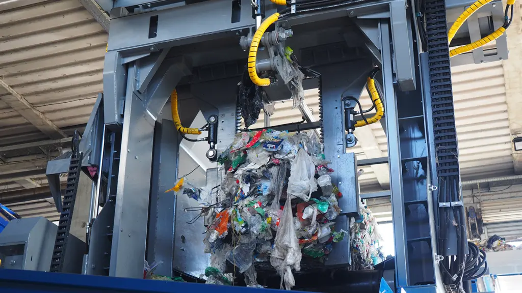 Plastic Recycling mixed plastic bales with CW Dewiring in Italy