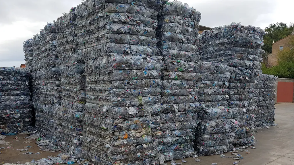 Recycled PET bales with metal wires