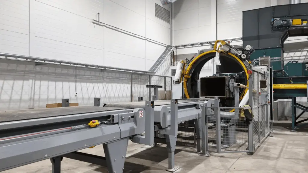 Sur l'image : Déplacement de la machine, une procédure courante pour les ingénieurs de Cross Wrap