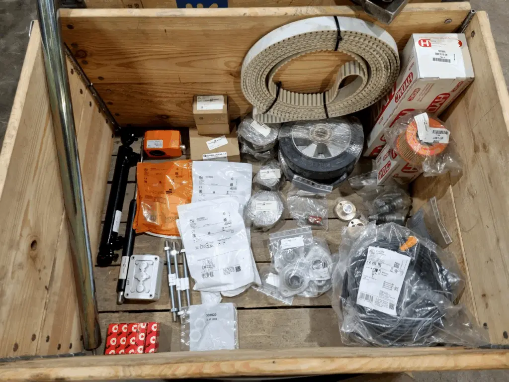 Sur l'image : Un colis contenant des pièces détachées