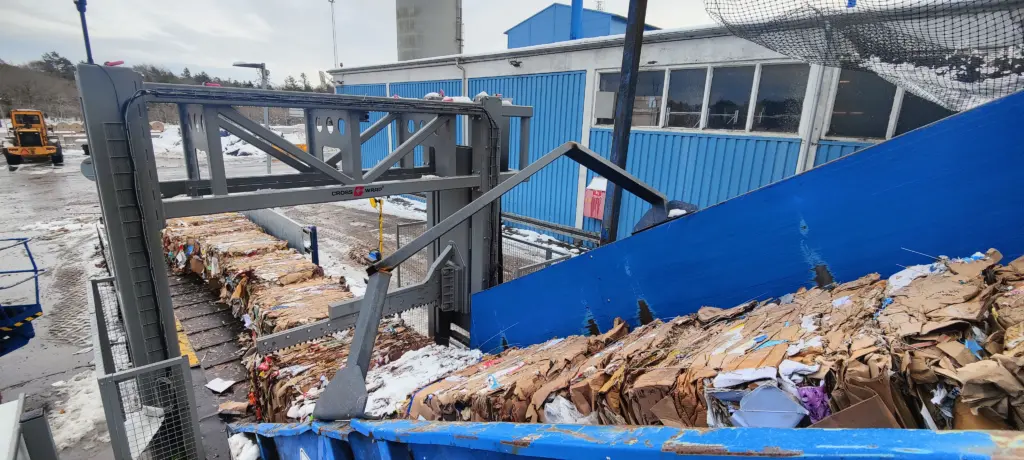 On Image: Linear Wire Cutter for cardboard bales