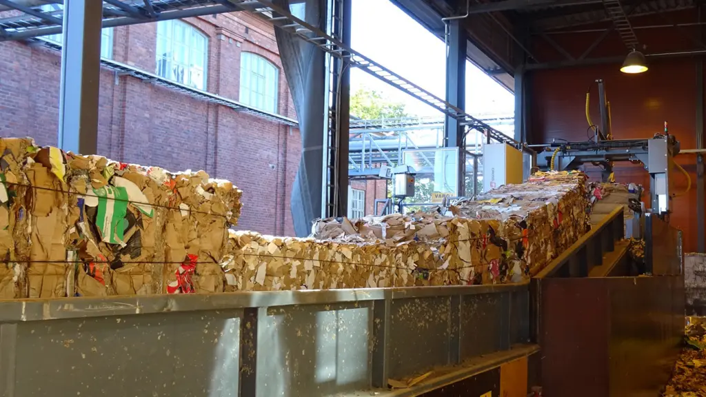 On Image: Paper Bale Feeding with Dewiring at Sonoco Karhula